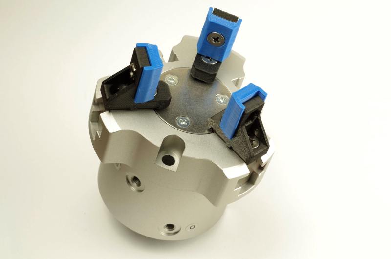 Uchopovací čelisti pro kobota - kombinace materiálů z gumy a plastu s karbonem